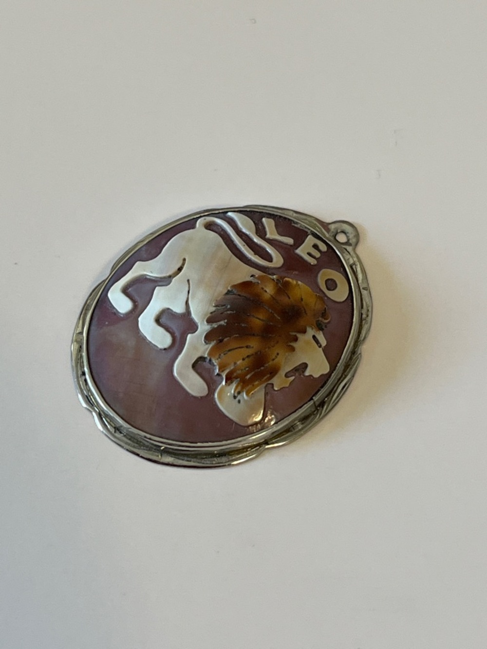 186 Vintage Leo Zodiac Cameo Pendant Lion Brown White Shell Style
